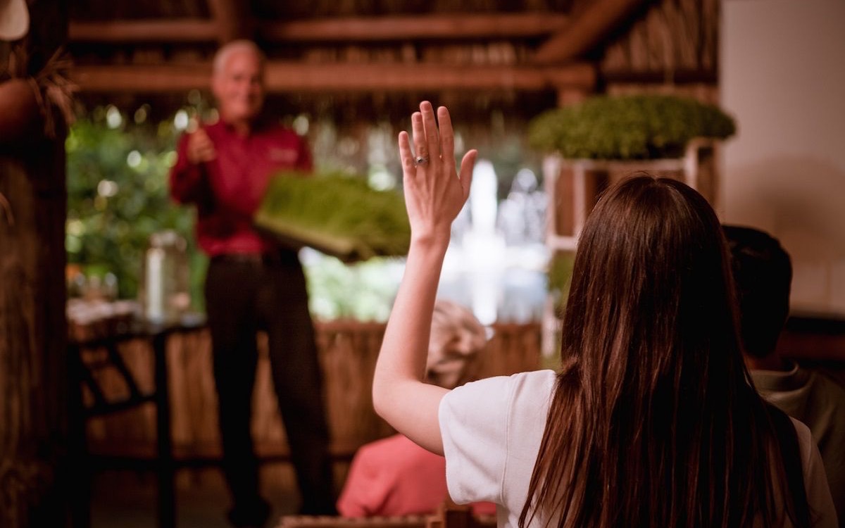 A guest raising a hand during a class on the Hippocrates campus